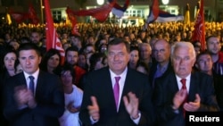 Milorad Dodik sa saradnicima pozdrvlja rezultate referenduma o Danu RS ( REUTERS/Dado Ruvic)