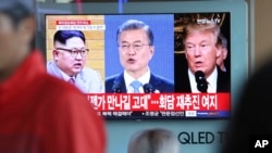지난 25일 서울역 대기실에 설치된 TV에 김정은 북한 국무위원장(왼쪽부터), 문재인 한국 대통령, 도널드 트럼프 미국 대통령이 나란히 나오고 있다. 
