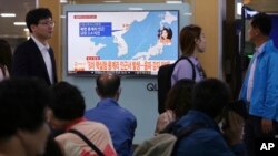 Televisi di stasiun kereta Seoul, menayangkan berita terkait gempa bumi di Korea Utara, di Seoul, 23 September 2017. (AP Photo/Ahn Young-joon)