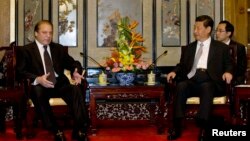 Pakistan's Prime Minister Nawaz Sharif (L) talks to Chinese President Xi Jinping during a meeting in Beijing, July 4, 2013.