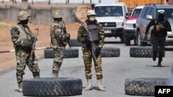 Des soldats nigériens montent la garde devant l'aéroport de Diffa dans le sud-est du Niger, près de la frontière nigériane, le 23 décembre 2020.