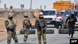 Des soldats nigériens montent la garde devant l'aéroport de Diffa dans le sud-est du Niger, près de la frontière nigériane, le 23 décembre 2020.