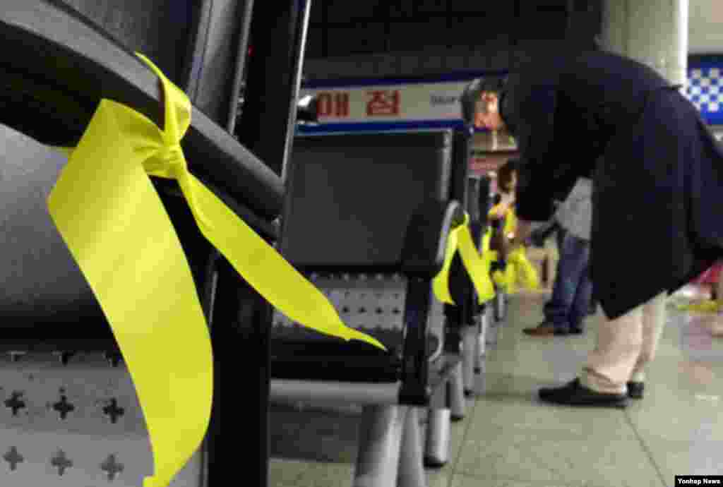 세월호 침몰 사고 실종자들의 무사 귀환을 기원하는 '노란 리본' 그림이 SNS에서 빠르게 확산하는 가운데. 22일 인천시 중구 인천연안여객터미널 곳곳에 '노란 리본'이 장식돼 있다. 