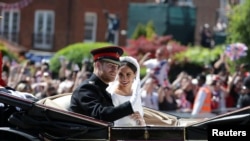 英國哈里王子夫婦完婚後乘坐馬車離開聖喬治教堂(2018年5月19日)