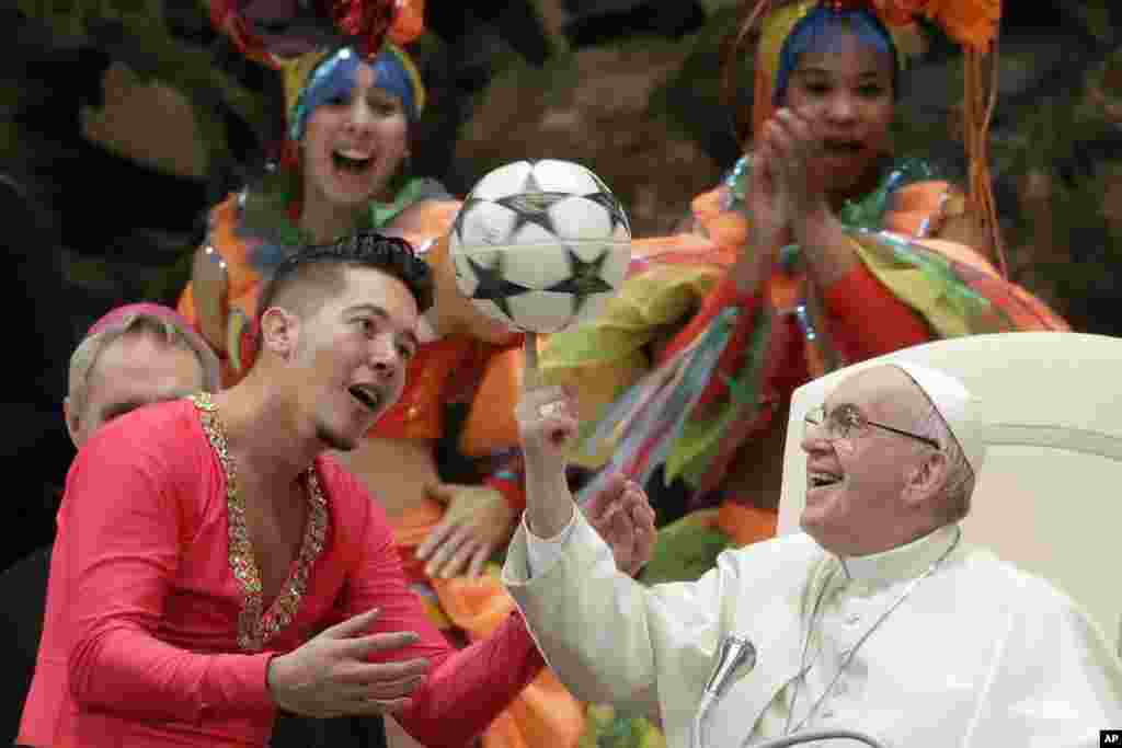 프란치스코 로마 가톨릭 교황이 바티칸에서 열린 미사에서 서커스오브쿠바(Circus of Cuba) 단원이 건넨 축구공을 건네 받은 후 공을 손가락으로 빙빙 돌리고 있다.&nbsp;