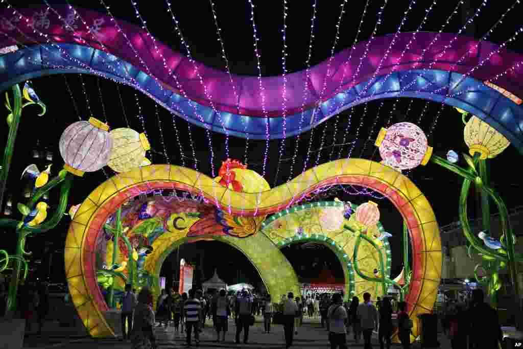 چراغ و دکور&zwnj;های مفصل چند روز مانده به سال نو قمری در مرکز سنگاپور.