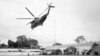 TƯ LIỆU - Hình chụp ngày 29 tháng 4, 1975 cho thấy máy bay trực thăng trên nóc Đại sứ quán Mỹ ở Sài Gòn thực hiện những đợt di tản cuối cùng những nhân viên và thường dân.