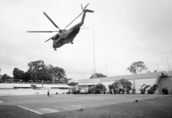 Foto tanggal 29 April 1975 ini, memperlihatkan helikopter AS melakukan evakuasi pada menit-menit terakhir di Kedutaan Besar AS di Saigon, sebelum jatuh ke tangan Vietnam utara (foto: dok).