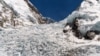 Everest'te çığ nedeniyle karla altında kalan dağcı kampları