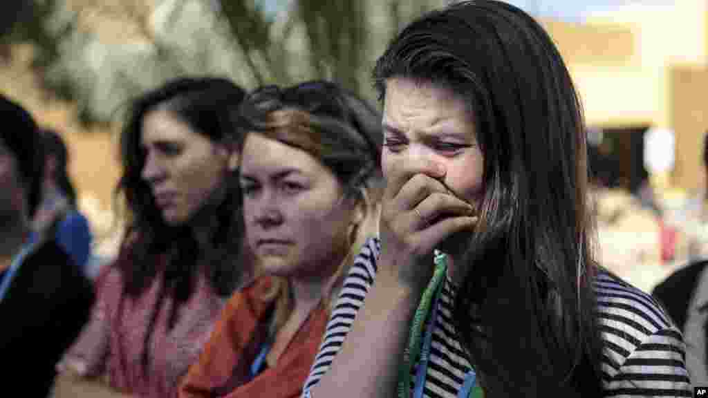 La militante environnementale Bethany Hindmarsh, pleure lors d&#39;une manifestation contre le président élu Donald Trump lors de la Conférence sur le climat, le 9 novembre 2016.