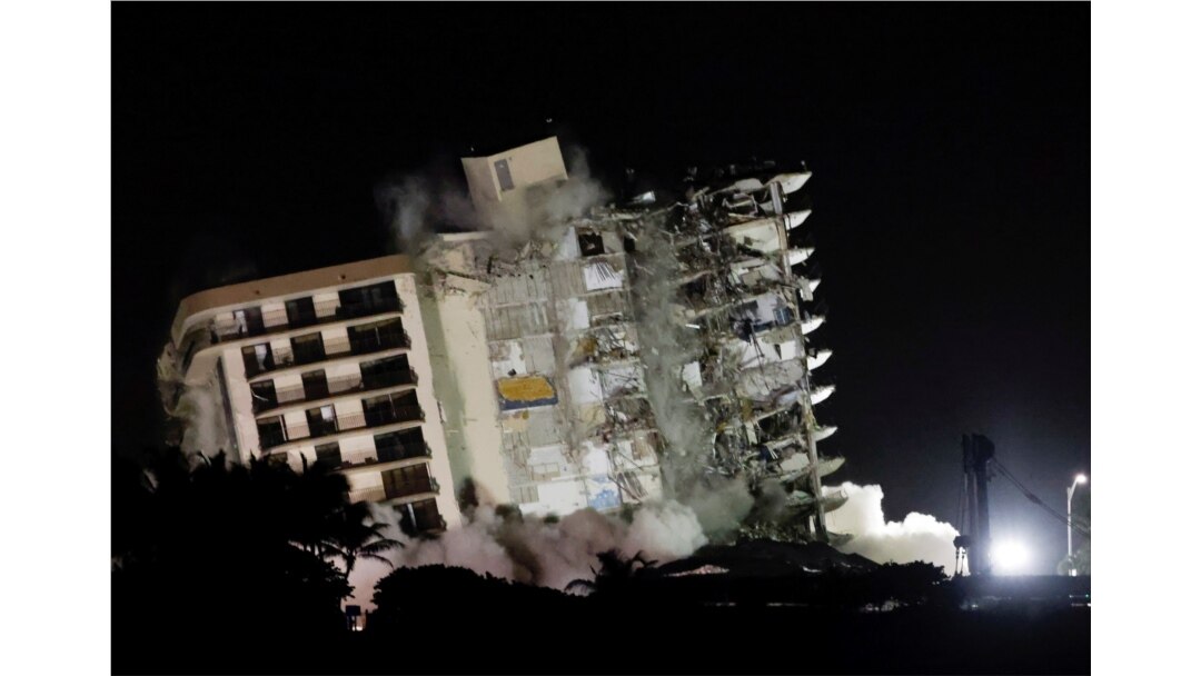 Bagian dari apartemen Champlain Towers South yang roboh diledakkan, di Surfside, Florida, Minggu, 4 Juli 2021. (Foto: Marco Bello/Reuters)