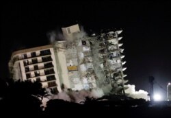 Bagian dari apartemen Champlain Towers South yang roboh diledakkan, di Surfside, Florida, Minggu, 4 Juli 2021. (Foto: Marco Bello/Reuters)