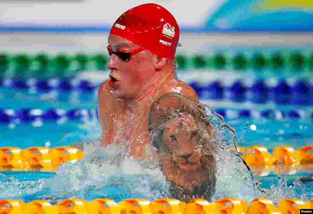 កីឡាករ Adam Peaty មកពីអង់គ្លេសប្រកួតក្នុងវគ្គផ្តាច់ព្រ័ត្រនៃការហែលក្នុងចម្ងាយ៥០ម៉ែត្រវិញ្ញាសាបុរស នៅមជ្ឈមណ្ឌល Optus Aquatic Centre ក្នុងក្រុង Gold Coast ប្រទេសអូស្ត្រាលី ក្នុងការប្រកួតកីឡា Gold Coast 2018 Commonwealth Games។