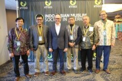 Wakil Menteri Luar Negeri merangkap Duta Besar Indonesia untuk Amerika Serikat Mahendra Siregar bersama pengurus Masyarakat Muslim Indonesia di Amerika (Indonesian Muslim Society in America/IMSA) di Chicaco, Illinois, 28 Desember 2019. (Foto: Karlina Amkas)