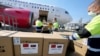 斯洛伐克警察从来自北京的飞机上卸下10万个新冠病毒检测盒和100万个口罩。（2020年3月19日）