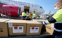 斯洛伐克警察從來自北京的飛機上卸下10萬個新冠病毒檢測盒和100萬個口罩。（2020年3月19日）