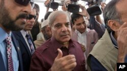 Pemimpin oposisi Shahbaz Sharif (tengah) di Islamabad, Pakistan, 17 Agustus 2018. (Foto: dok).