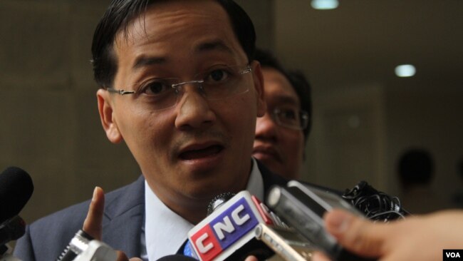 រូបឯកសារ៖ លោក គឹម សន្តិភាព​ អ្នក​នាំ​ពាក្យ​ក្រសួង​យុត្តិធម៌និយាយ​ទៅ​កាន់​អ្នក​សារព័ត៌មានថា​៖​«ក្រសួង​យុត្តិធម៌​មិន​ពាក់​ព័ន្ធ​នឹង​ករណី​លោក​កឹម សុខា​ទេ»​នៅ​វិមាន​រដ្ឋសភា​កម្ពុជា​ នៅ​ថ្ងៃព្រហស្បតិ៍ ទី​០៩ ​ខែ​មិថុនា ​ឆ្នាំ​២០១៦។​ (ឡេង ឡែន/VOA)