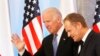 Phó Tổng thống Hoa Kỳ Joe Biden (trái) và Thủ tướng Ba Lan Donald Tusk, trước cuộc hội đàm về an ninh Đông Âu tại thủ đô Warsaw của Ba Lan, 18/3/14