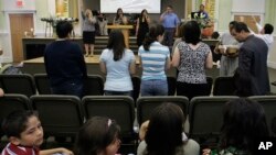 En Filadelfia, una coalición de 17 iglesias y dos sinagogas, dijeron que ha habido un gran incremento en la cantidad de voluntarios que trabajan para un programa que ofrece apoyo a los inmigrantes sin papeles