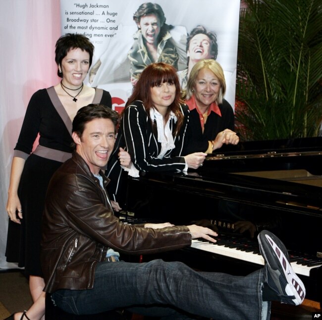 هیو جکمن در کنار کریسی امفلت (نفر دوم از سمت راست) و دیگر بازیگران نمایش موزیکال «پسری از آز» برادوی