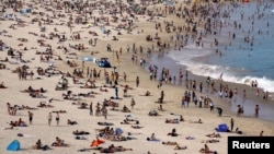گرمی سے بچنے کے لیے آسٹریلیا میں لوگ سمندر کے ساحلوں کا رخ کر رہے ہیں۔