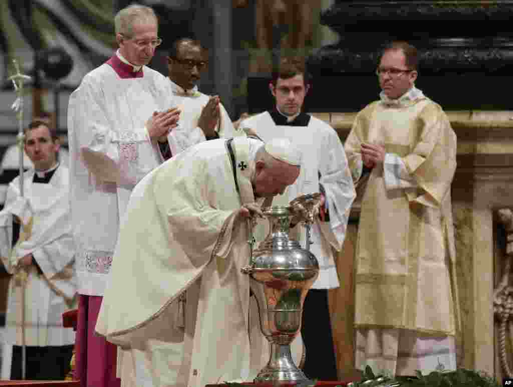در پنجشنبه مقدس که پیش از عید پاک است، پاپ فرانسیس آداب مراسم را انجام می دهد. او در مراسمی، بعد از خاموش کردن شمع، پای چندین نفر را می شوید.&nbsp;
