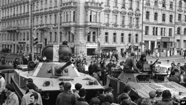 苏联坦克开上了布拉格的街头 （1968年8月23日）