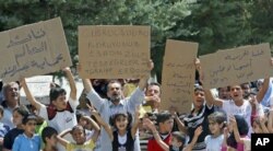 ژماره‌یه‌ک ئاواره‌ی سوریا له‌ ئۆردوگایه‌ک له‌ تورکیا دروشمیان له‌ دژی به‌شـار ئه‌لئه‌سه‌د و ده‌سه‌ڵاته‌که‌ی به‌رزکردۆته‌وه‌ و‌ له‌سه‌ر دروشمێـکیان نووسراوه‌ داوای ئازادیمان کرد ئاواره‌ بووین، هه‌ینی 10 ی شه‌شی 2011