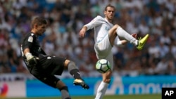 Gareth Bale du Real Madrid, à droite, tente de bloquer le dégagement du gardien de Levante, en Espagne, le 9 septembre 2017.