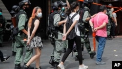 香港警察逮捕了数名参加反对港版国安法游行的示威者。（2020年7月1日）