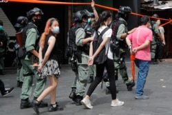 香港警察逮捕了數名參加反對港版國安法遊行的示威者。（2020年7月1日）