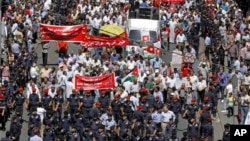 Cảnh sát chống bạo loan Jordan vây quanh những người biểu tình trong thủ đô Amman phản đối chính phủ 