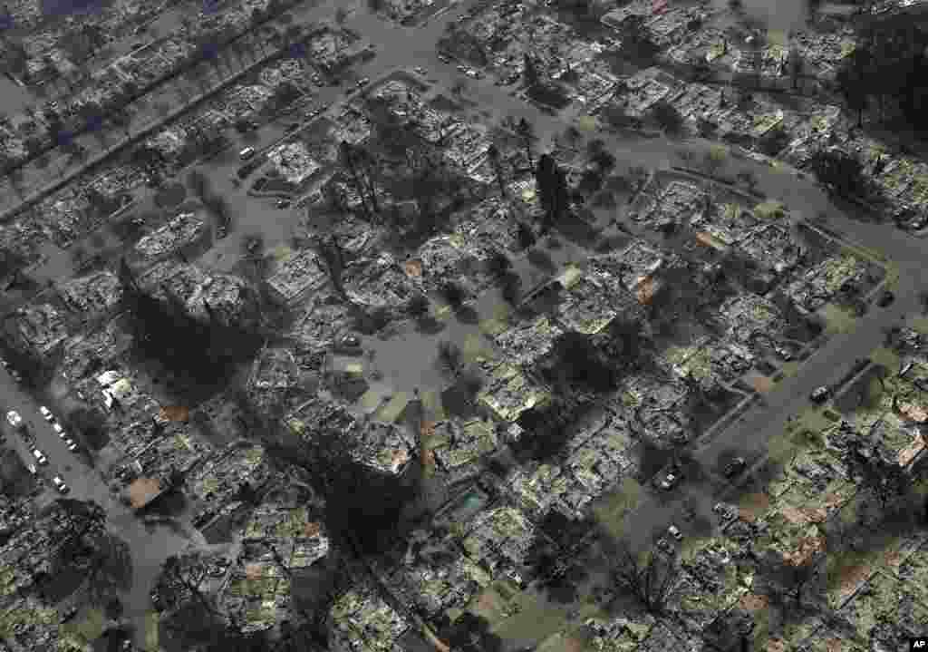 آگ سے اب تک ساڑھے تین ہزار سے زائد عمارتیں تباہ یا متاثر ہوئی ہیں۔ کئی قصبے اور آبادیاں مکمل طور پر صفحہ ہستی سے مٹ گئی ہیں۔
