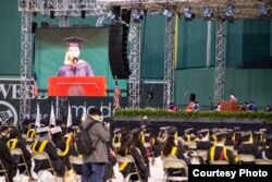 Armaya Doremi, mahasiswi asal Binjai saat menjadi pembicara utama wisuda S2 universitas Northeastern, AS (dok: Armaya Doremi)