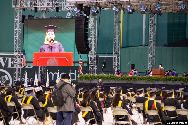 Armaya Doremi, mahasiswi asal Binjai saat menjadi pembicara utama wisuda S2 universitas Northeastern, AS (dok: Armaya Doremi)