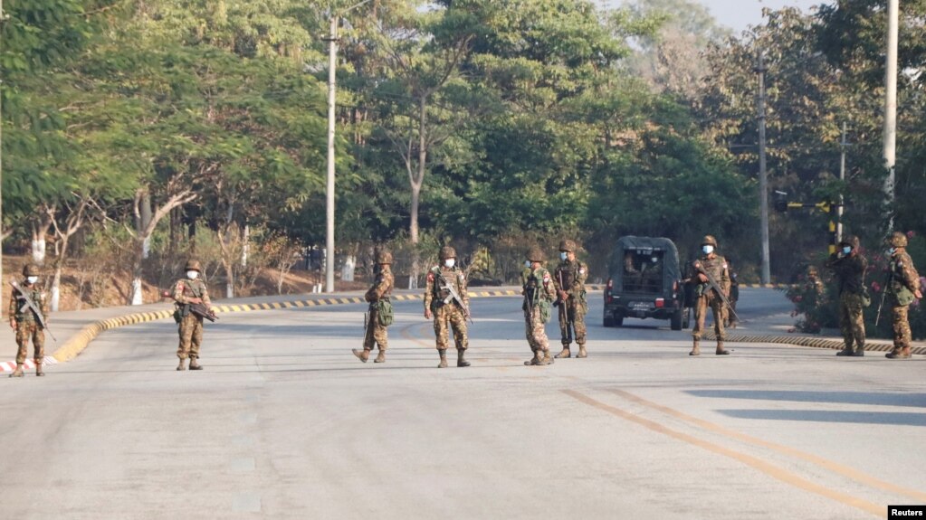 缅甸政府军2021年2月1日发动政变夺取政权，在首都内比都道路设置检查关卡。(路透社）