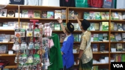 Peziarah sedang berbelanja buku di kios Bookstore yang berada di lorong makam Gus Dur. (Foto: VOA/Sasmito)