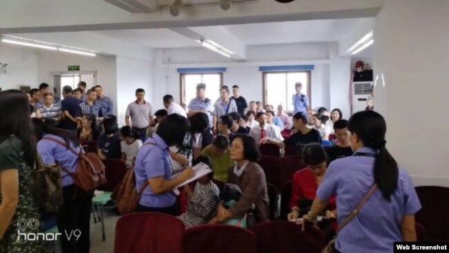 广州圣经归正教会在做礼拜时受到当局的冲击骚扰。 (推特图片)