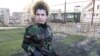 یک عضو زن اسلحه بدست نیروی «دفاع ملی سوری» در حمص که آموزش های خود را تمام کرده است. ۲۱ ژانویه ۲۰۱۲ 