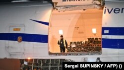 Descarregamento de avião transportando nova assistência de segurança americana para a Ucrânia, aeroporto Boryspil, Kiev, 25 Janeiro 2022