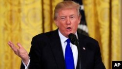 El presidente Donald Trump rechazó prouesta sobre DACA que presentaron los senadores John McCain y Chris Coon.