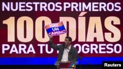 El candidato opositor, Henrique Capriles, presenta a sus seguidores el plan para los primero cien días de gobierno.