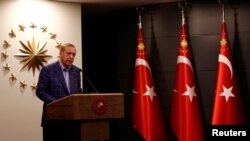 Le président turc Erdogan prononce un discours à Istanbul, le 16 avril 2017.