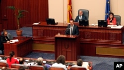 Premijer Makedonije Zoran Zaev tokom današnjeg obraćanja parlamentu na sjednici na kojoj je ratifikovan sporazum s Grčkom (Foto: AP/Boris Grdanoski)