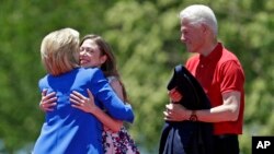 Chelsea Clinton, au centre, embrasse la candidate aux primaires démocrates, ancienne secrétaire d'Etat Hillary Rodham Clinton, pendant que le l'ancien président Bill Clinton, à droite, les regarde, à New York, 13 juin 2015.