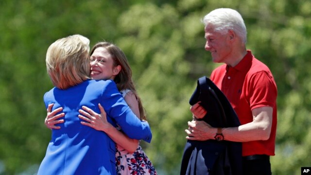 Chelsea Clinton en una entrevista contó en una oportunidad que su madre, la precandidata demócrata canta "The Wheels on the Bus" a su nieta y que le estaba enseñando a caminar.