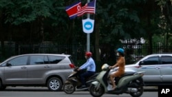 Quốc kỳ Triều Tiên và Mỹ trên đường phố Việt Nam.