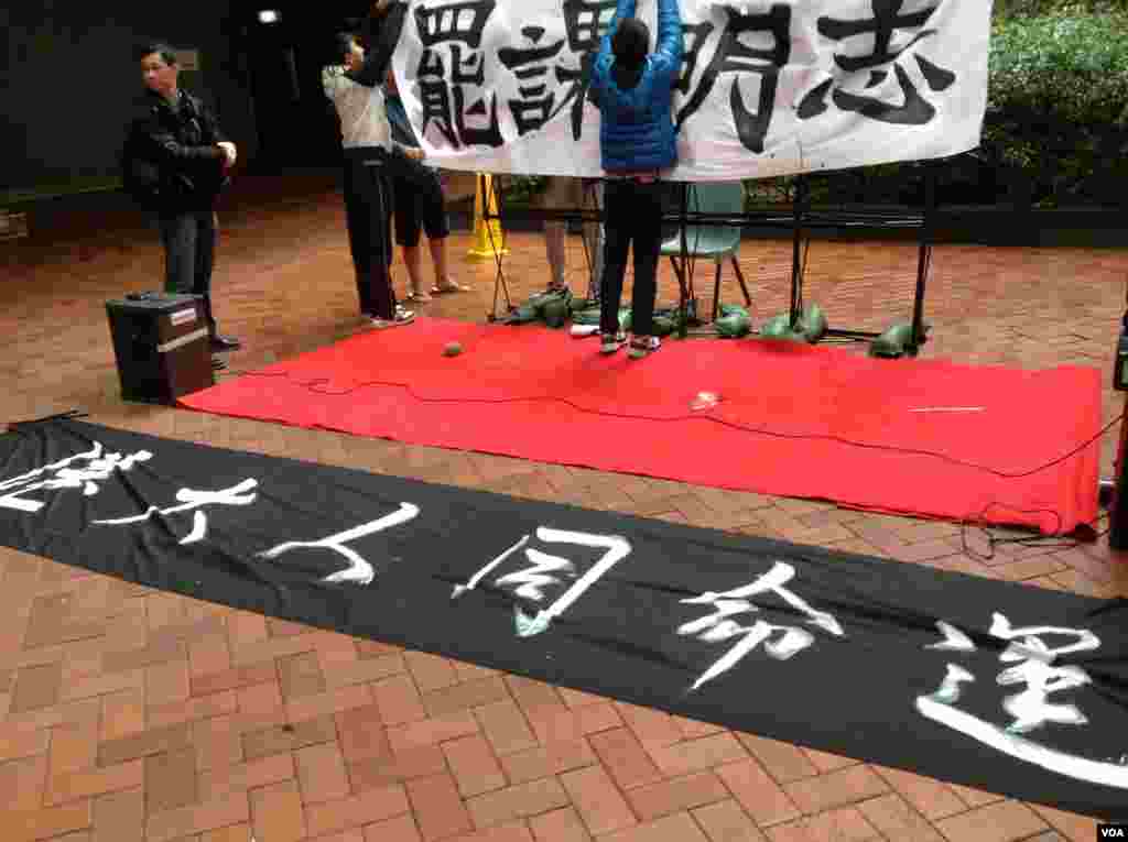 港大学生在校园举行罢课集会（美国之音海彦拍摄）