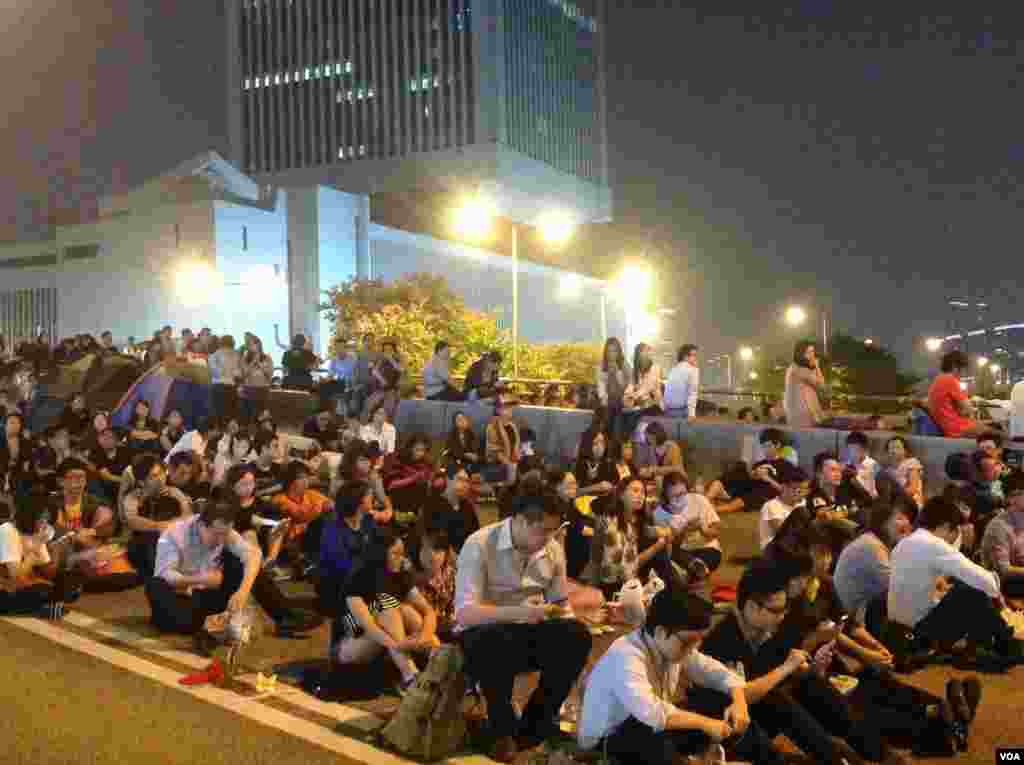 万余学生和市民周三晚在金钟继续集会抗议警察涉嫌暴力（美国之音海彦拍摄）